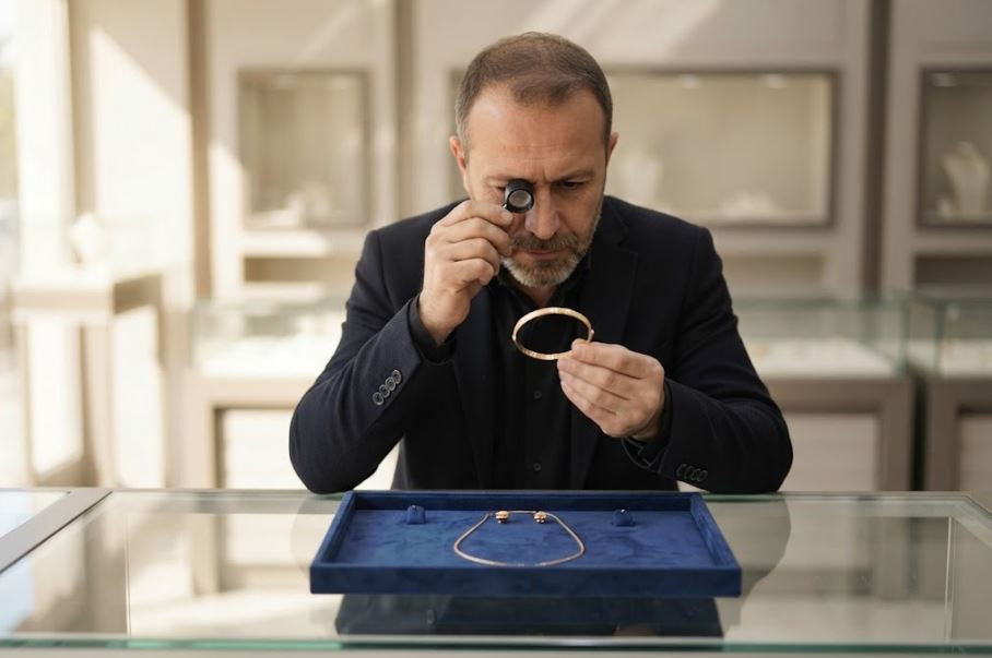 Manisa'da bir kuyumcu ilk kez 8 ayar takıyı vitrine alıyor