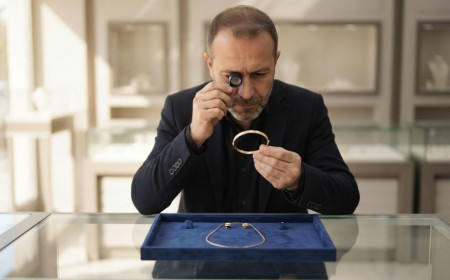Manisa'da bir kuyumcu ilk kez 8 ayar takıyı vitrine alıyor